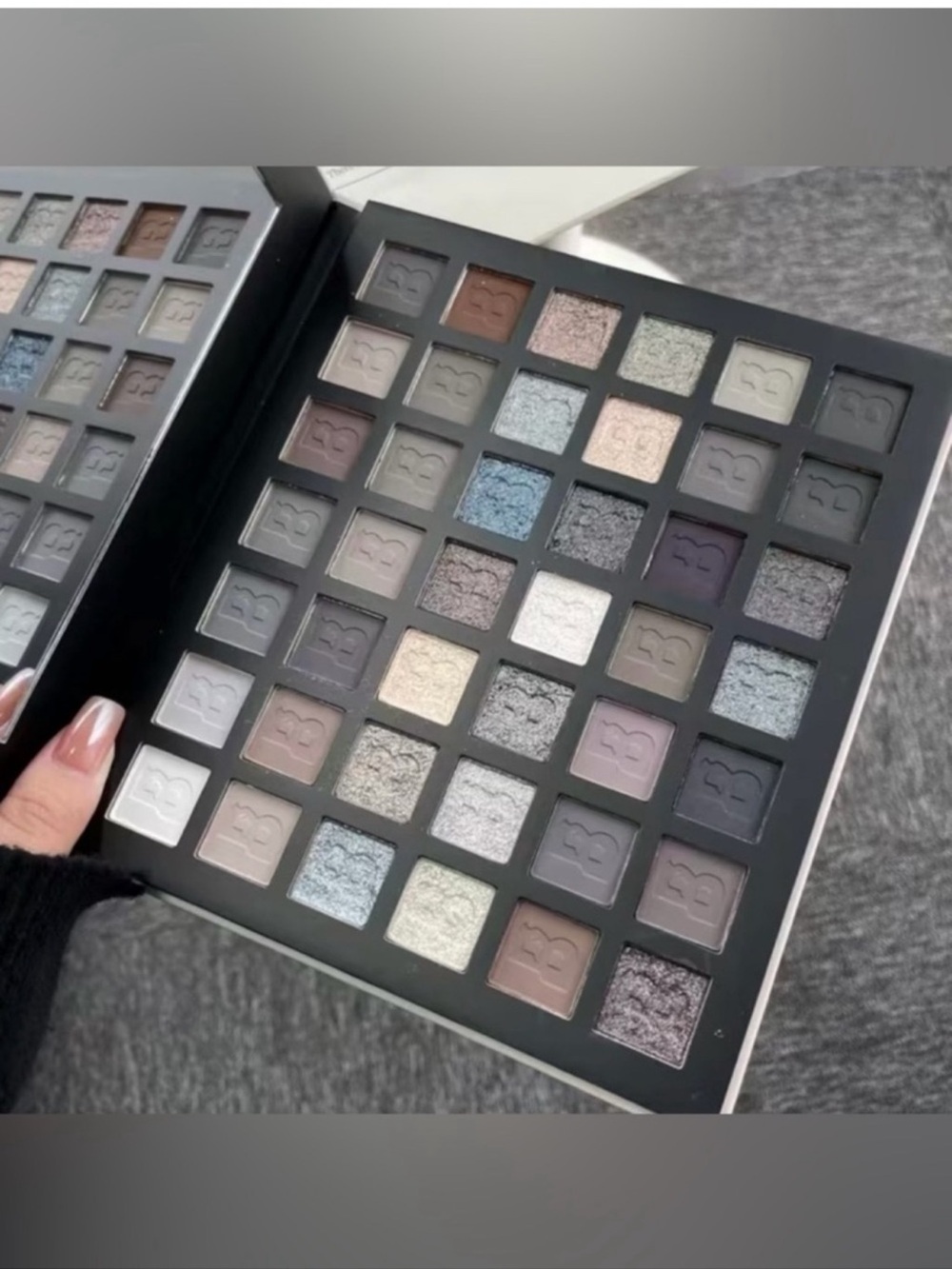 Neutral & Cool Tone Eyeshadow Palette - Assorted Shades